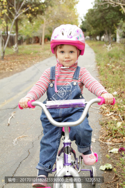 騎自行車的小女孩