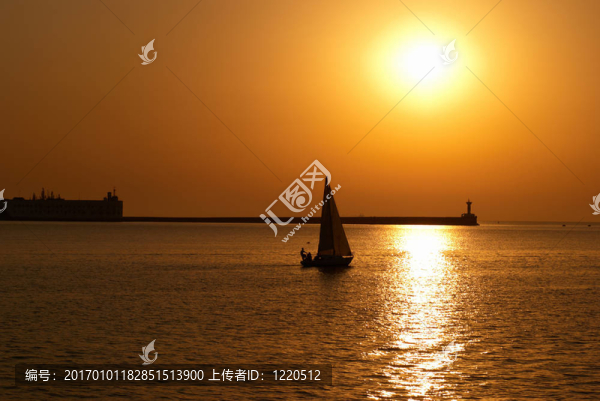 乘船航行日落