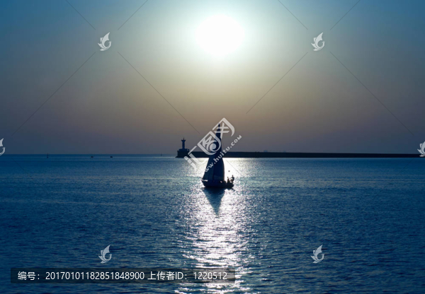 乘船航行日落