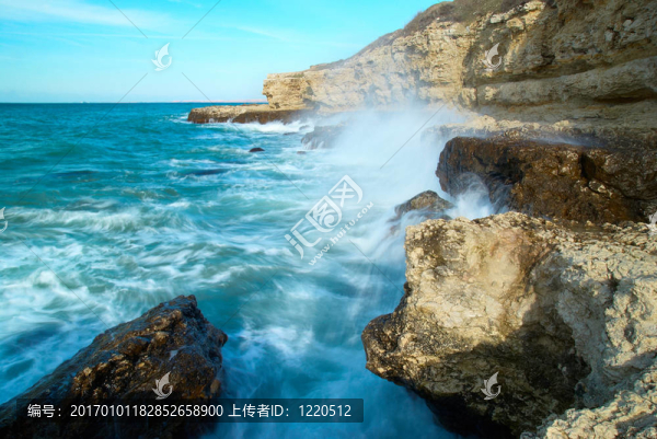 大浪破岸