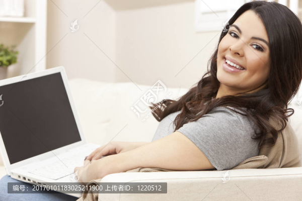 快樂的西班牙婦女在家里使用筆記本電腦
