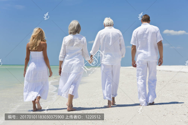 四人；兩個(gè)老人；夫婦或家庭世代；手牽著手；在熱帶海灘散步