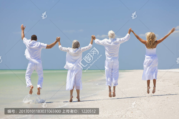 四人；兩個(gè)老人；夫婦或家庭世代；手牽著手；有樂(lè)趣和跳躍在慶祝熱帶海灘