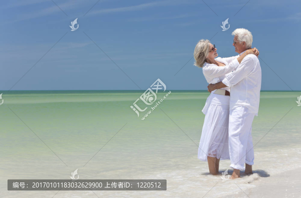 快樂的情侶在熱帶海灘擁抱