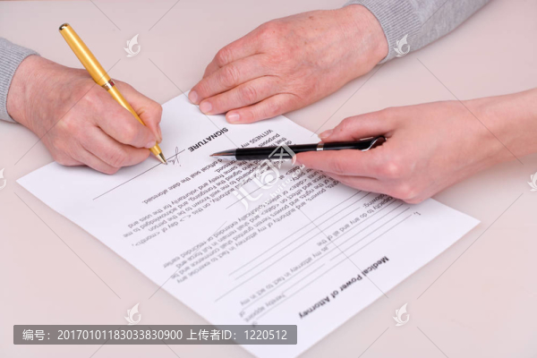 老年女性書寫遺囑