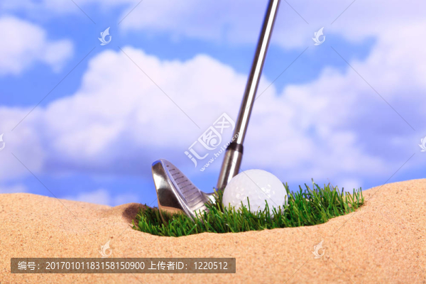 高爾夫球在一簇草在沙坑