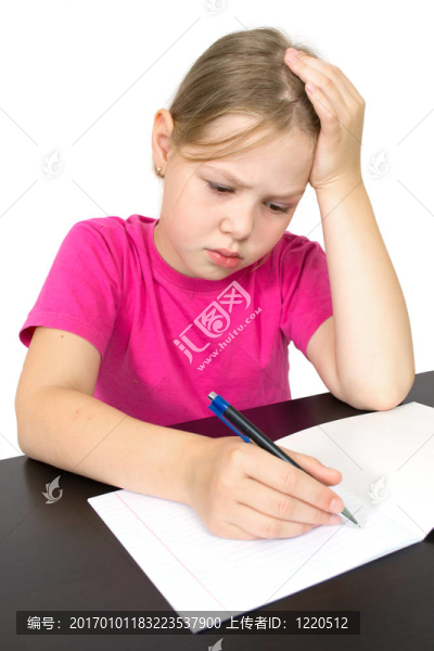 女孩使功課孤立在白色
