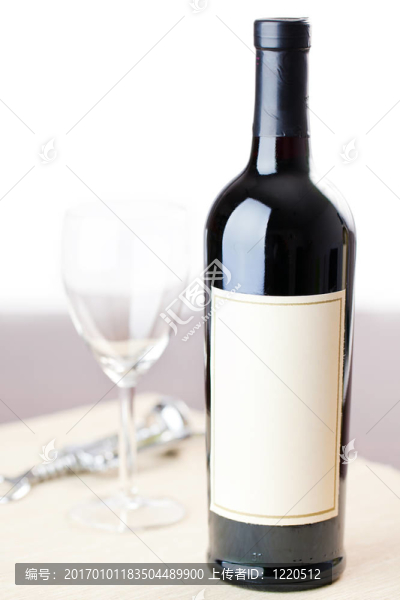 一瓶紅葡萄酒