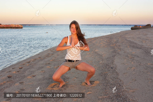 在海邊做瑜伽的女孩