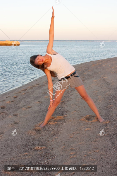 美女在海邊做瑜伽