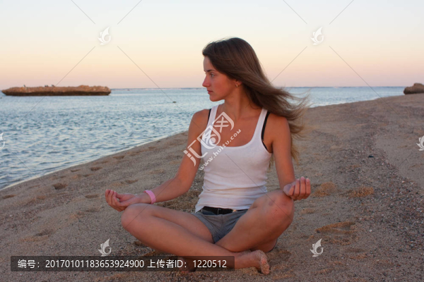 在海邊做瑜伽的女孩