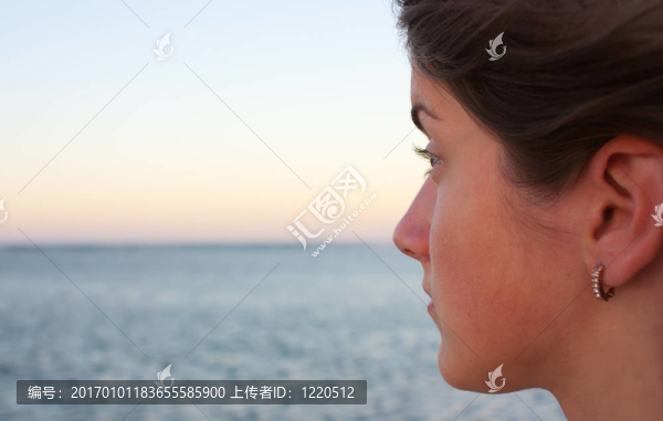 女孩在海