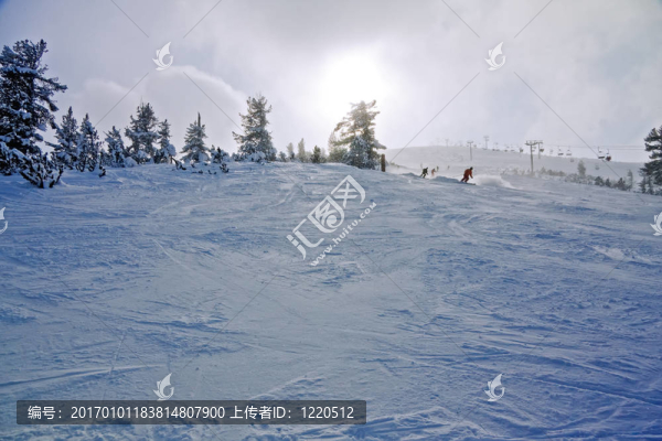 在冬季度假勝地的斜坡上滑雪