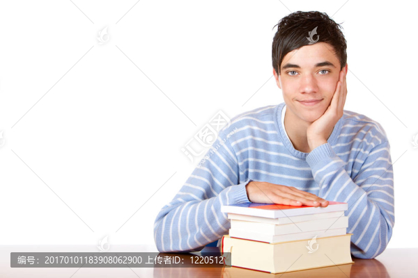 坐在書桌上的年輕快樂微笑的男學生