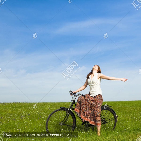 帶自行車的女孩-匯圖網(wǎng) www.fosd68.com 帶自行車的女孩