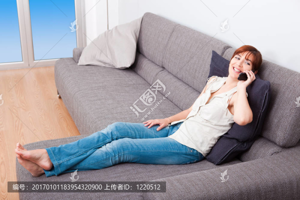 女人在電話里說話