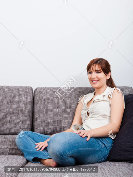 家中的年輕女人