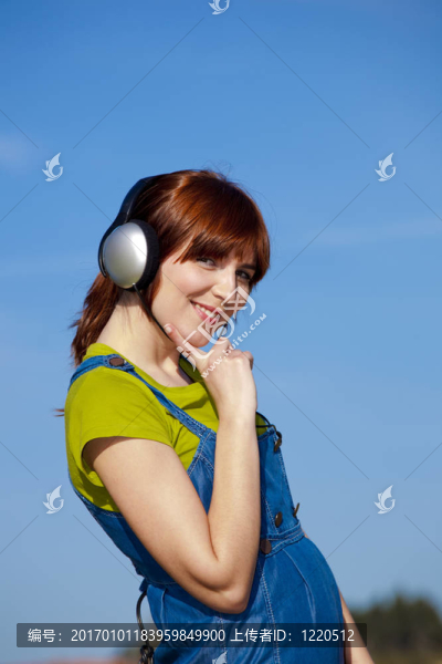 快樂女人聽音樂
