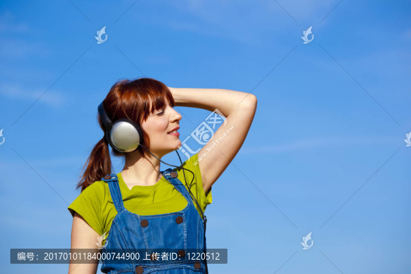 快樂女人聽音樂