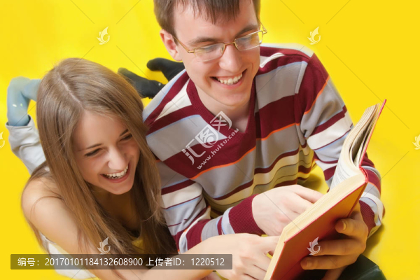 學(xué)生們閱讀書籍