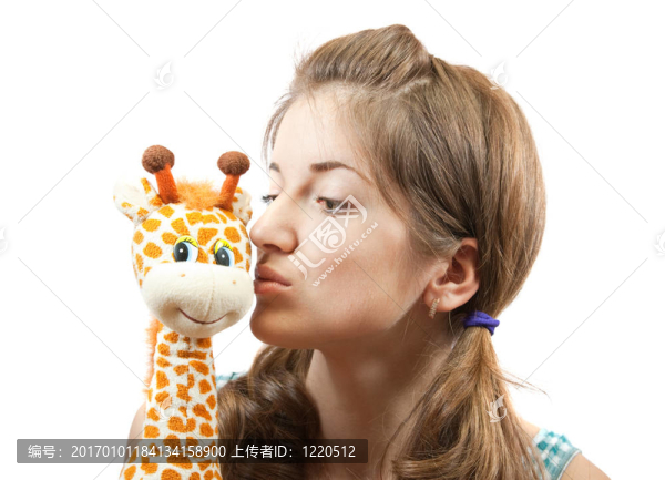 年輕女孩在綠色與軟玩具