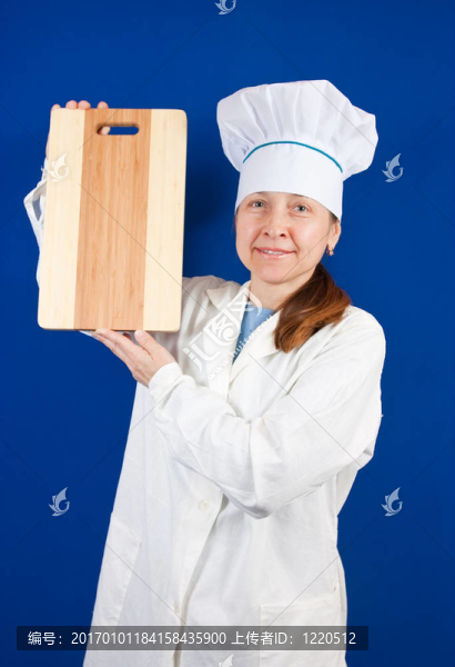 女子抱菜板