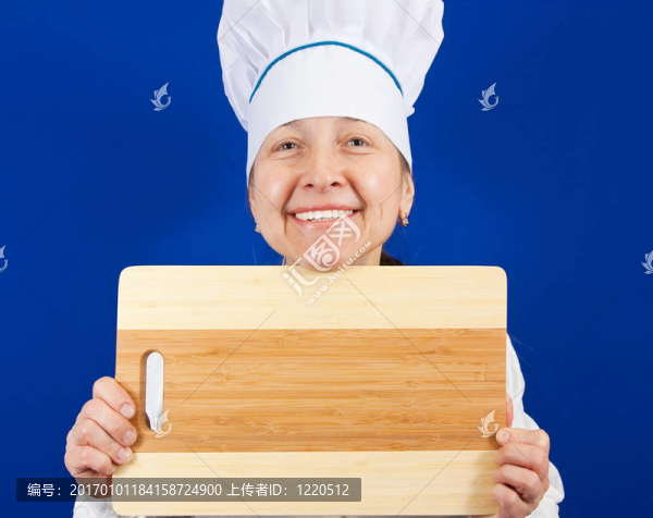 帶切割板的婦女