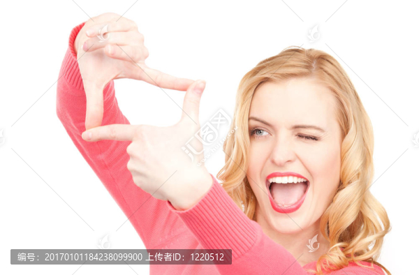 可愛的女人用手指創(chuàng)造一個框架