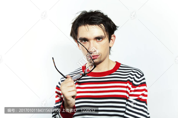 戴眼鏡的年輕人