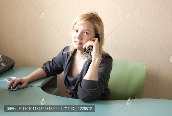 年輕的商人在辦公室
