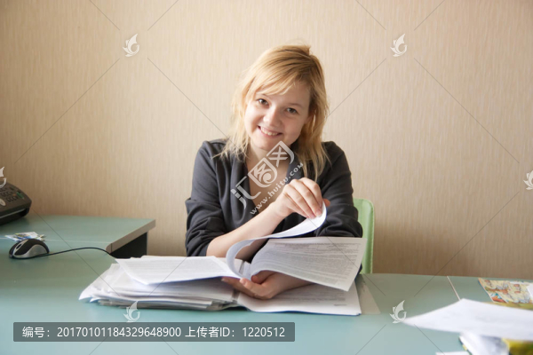 商人坐在辦公室