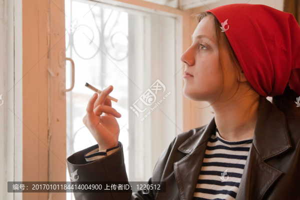 復(fù)古女孩與煙霧
