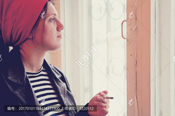 紅頭巾的復古女孩