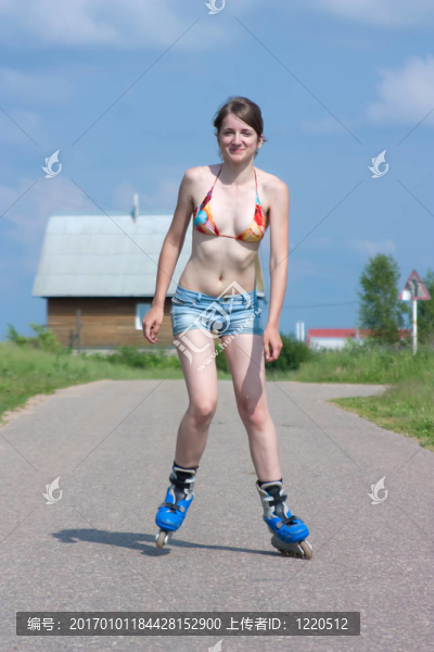 年輕的女輪滑