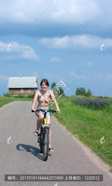 騎自行車的運動女孩