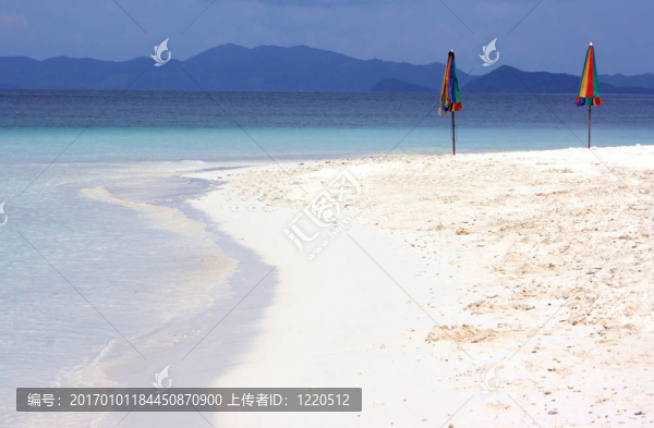 海灘上的遮陽(yáng)傘