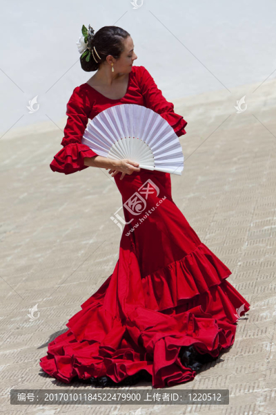 傳統(tǒng)的女人西班牙弗拉門戈舞蹈家在紅色禮服與風(fēng)扇