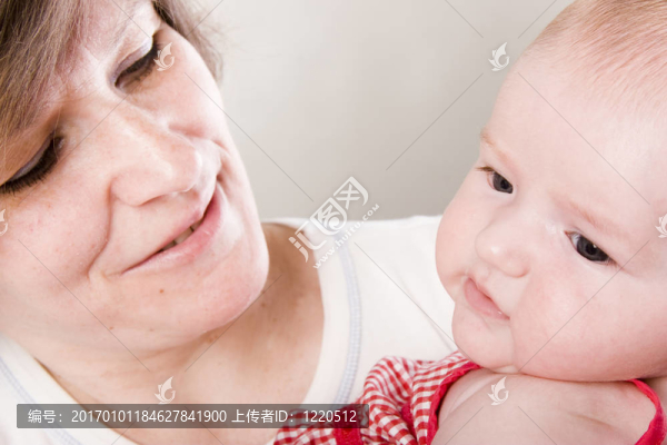 母親和新生嬰兒