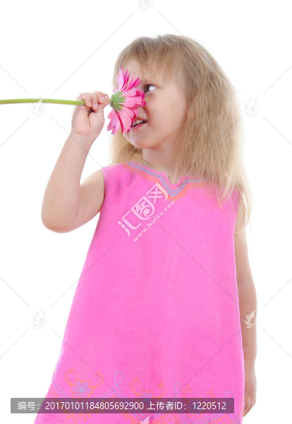 穿粉紅色衣服的女孩在嗅花。