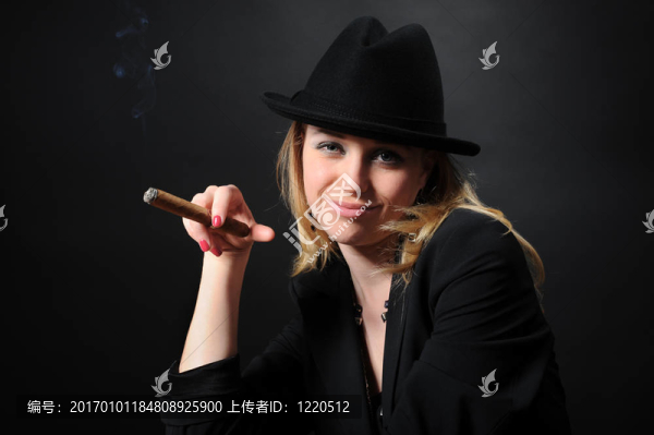 戴著雪茄的帽子的女孩