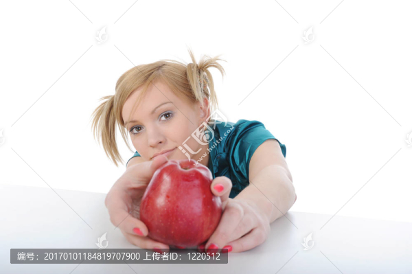 漂亮的年輕女孩帶著蘋果