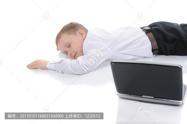 小男孩在筆記本電腦前睡著了