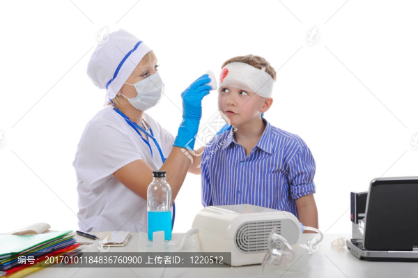 醫(yī)生包扎著男孩的頭。