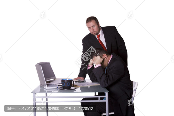 老板檢查他的雇員
