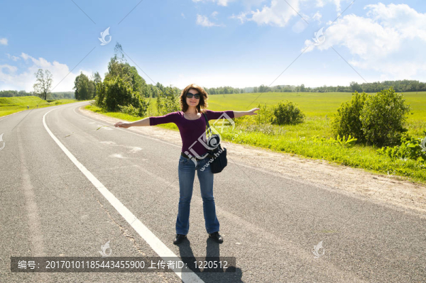 汽車公路上的年輕女孩