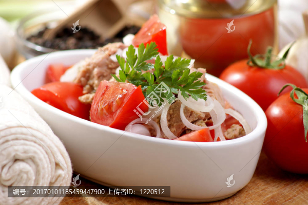 新鮮可口的有機(jī)蔬菜金槍魚(yú)沙拉
