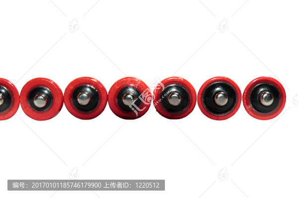 黑色和紅色電池排在白色-匯圖網(wǎng) www.fosd68.com 黑色和紅色電池排在白色