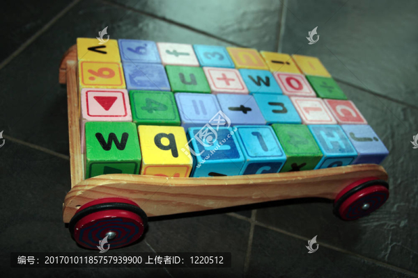 兒童玩具車和字母積木