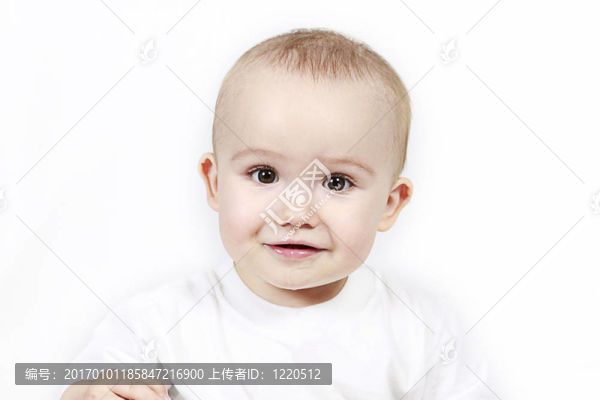 可愛的小男孩拍特寫的白