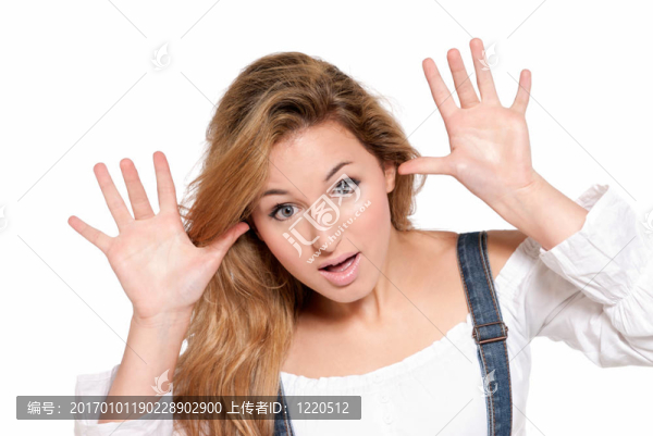 年輕女子開心地開玩笑，雙手在白色背景下孤立